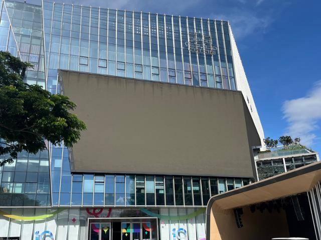 17일 캄보디아 프놈펜의 대표 상업지구 코피치섬에 위치한 프린스그룹의 핵심 계열사이자 부동산 투자회사 '프린스 리얼에스테이트' 본사 전경. 며칠 전까지만 해도 켜져 있던 대형 전광판은 꺼져 있고, 그 위에 걸려 있던 왕관 모양의 그룹 간판도 떼어진 채 자국만 남아있다. 프놈펜=허경주 특파원