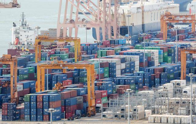 16일 경기 평택시 포승읍 평택항에 수출용 컨테이너들이 쌓여있는 모습. 뉴스1