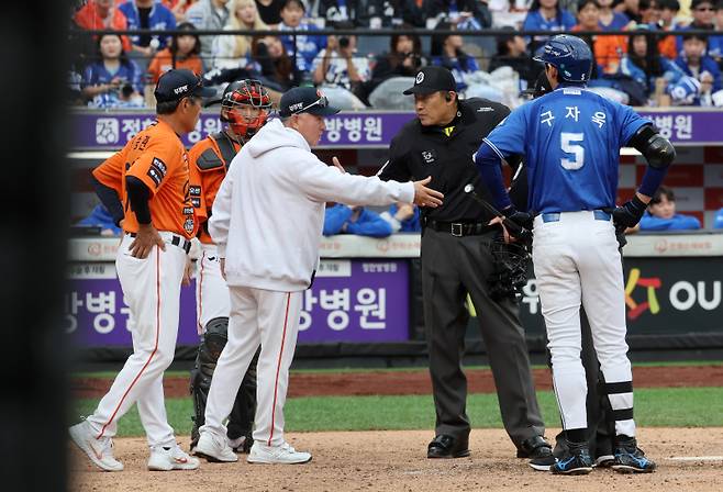 <yonhap photo-4769=""> 18일 플레이오프 1차전, 폰세를 향한 인터벌 지적에 항의하는 한화 김경문 감독. 연합뉴스</yonhap>