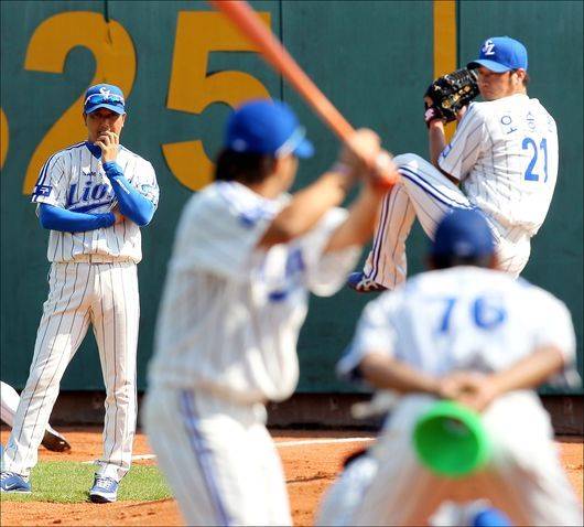 2012년 아시아시리즈 대만전에 앞서 오승환의 불펜 피칭을 바라보는 오치아이 에이지 당시 삼성 코치(왼쪽). 삼성 제공