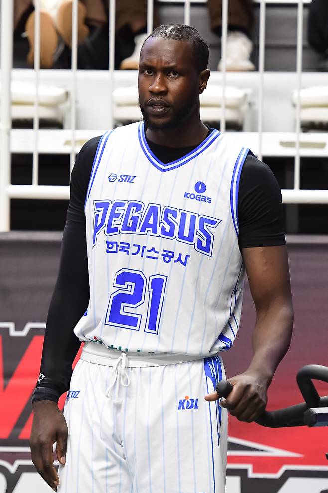 올 시즌 초반 부진을 거듭하고 있는 외국인 선수 망콕 마티앙. KBL 제공