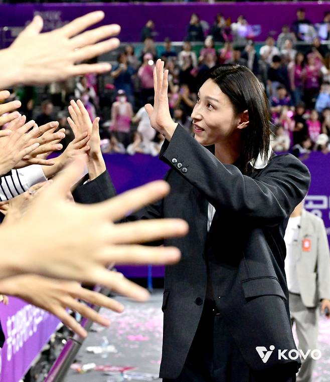 김연경이 지난 18일 은퇴식에서 팬들과 마지막으로 하이파이브를 하고 있다. 사진=KOVO&nbsp;