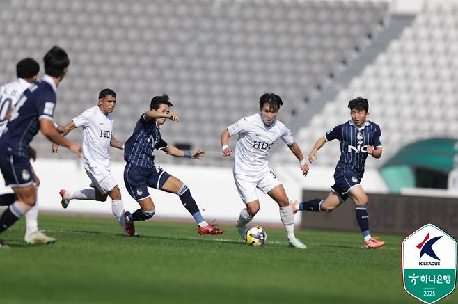 서울 이랜드(네이비 유니폼)와 부산 아이파크와 하나은행 K리그2 2025 35라운드 장면. 사진=프로축구연맹