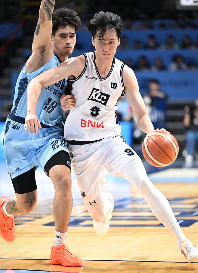 19일 고양소노아레나에서 열린 소노와 KCC의 2025~26 LG전자 프로농구 정규리그 경기. KCC 송교창(오른쪽)이 소노 켐바오와 경합을 벌이고 있다. 사진=KBL