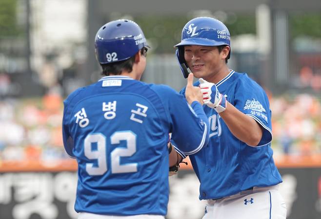 <yonhap photo-3664="">19일 대전한화생명볼파크에서 열린 2025 프로야구 KBO리그 포스트시즌 플레이오프 2차전 삼성 라이온즈와 한화 이글스의 경기. 3회초 2사 1루 삼성 김태훈이 안타를 치고 정병곤 코치와 하이파이브를 하고 있다. 2025.10.19 [연합뉴스]</yonhap>