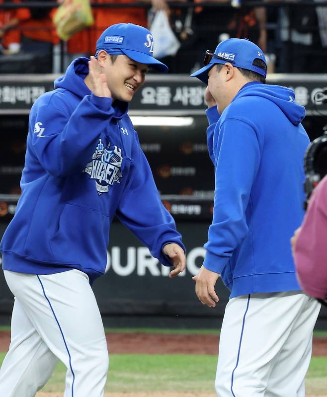 <yonhap photo-4264=""> 감독과 기쁨 나누는 최원태 (대전=연합뉴스) 김준범 기자 = 19일 대전한화생명볼파크에서 열린 2025 프로야구 KBO리그 포스트시즌 플레이오프 2차전에서 승리한 삼성 최원태가 박진만 감독과 기쁨을 나누고 있다. 2025.10.19 psykims@yna.co.kr/2025-10-19 17:28:23/ <저작권자 ⓒ 1980-2025 ㈜연합뉴스. 무단 전재 재배포 금지, AI 학습 및 활용 금지></yonhap>