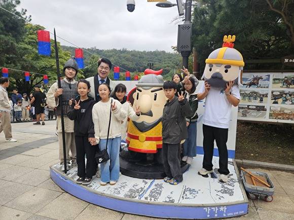 박준희(왼쪽 위 2번째) 관악구청장이 2025관악강감찬축제에 놀러온 아이들과 기념 촬영을 하고 있다. [사진=홍성효 기자]