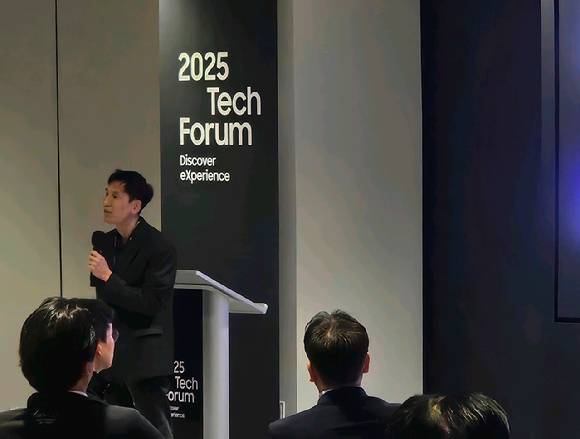 17일(현지시간) 미국 실리콘밸리에서 열린 '2025 테크 포럼'에서 삼성전자 삼성리서치 AI센터장 김대현 부사장이 발표를 하고 있다. [사진=삼성전자]