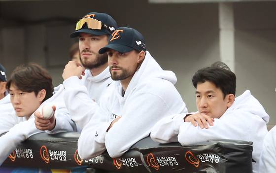 어두운 표정으로 그라운드를 바라보는 한화 외국인투수 폰세, 와이스와 포수 최재훈. 뉴스1