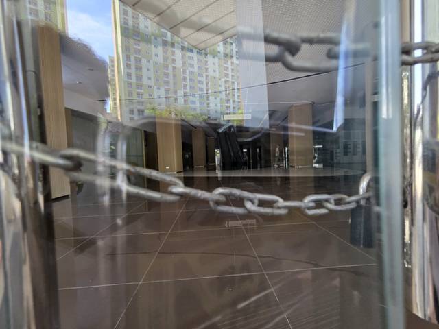 ▲ 지난 18일(현지시간) 캄보디아 수도 프놈펜 중심가 센속에 있는 프린스 그룹 본사 건물이 휴일이라 문을 닫았다. 연합뉴스