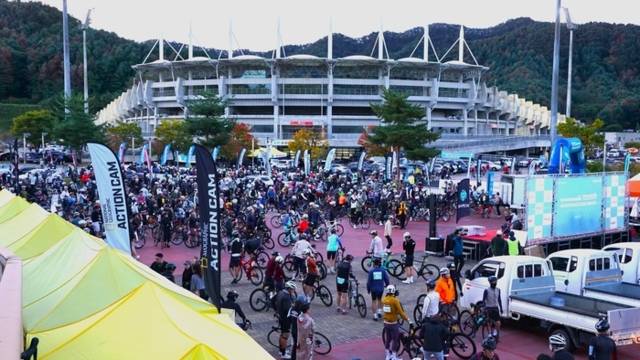 ▲ ‘2025 춘천국제레저대회-비앙키 그란폰도 춘천’ 대회가 18~19일 춘천 일원에서 2200여명의 자전거 레저인들이 참가해 선선한 가을날씨를 만끽했다. 춘천레저·태권도조직위원회 제공