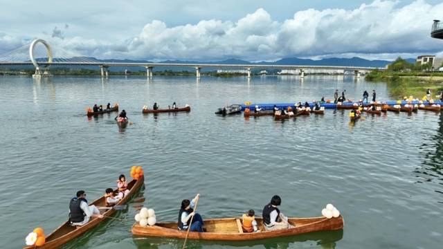 ▲ 춘천레저·태권도조직위원회는 18~19일 춘천 일원에서 1200여명의 시민들이 참여한 가운데 ‘시민레저이벤트’를 개최했다. 사진은  문화광장숲에서 열린  ‘윤슬·노을·별빛카누’ 행사모습. 춘천레저·태권도조직위원회 제공.