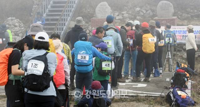 ▲ 17일 고성 향로봉 정상에서 2025 백두대간 향로봉 트레킹대회 참가자들이 기념사진을 찍기 위해 줄을 서 순서를 기다리고 있다. 방도겸 기자