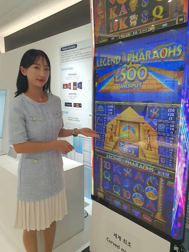 김한솔 주임이 세계 최초 커브드 미니 LED가 적용된 게이밍 디스플레이를 소개하고 있다. 수원=윤현주 기자