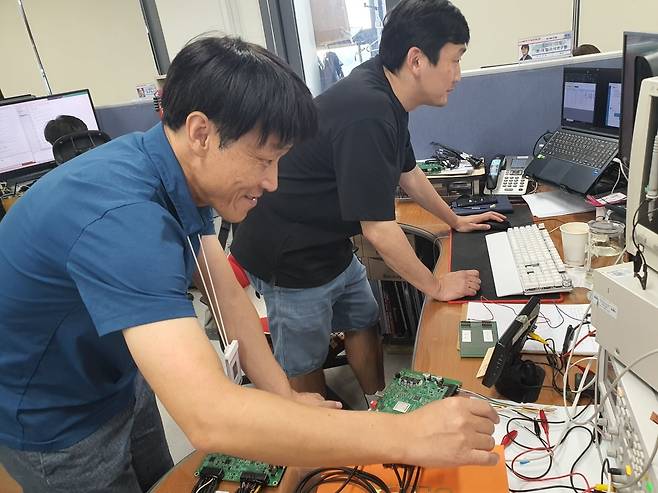 조정훈 수석(왼쪽)과 이정규 수석이 SVM 개발 중이다. 수원=윤현주 기자