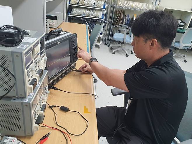 안영호 책임이 무선충전기 인터페이스 확인을 하고 있다. 수원=윤현주 기자