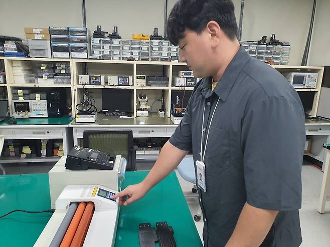 송두현 책임이 테스트 샘플 조립을 하고 있다. 수원=윤현주 기자