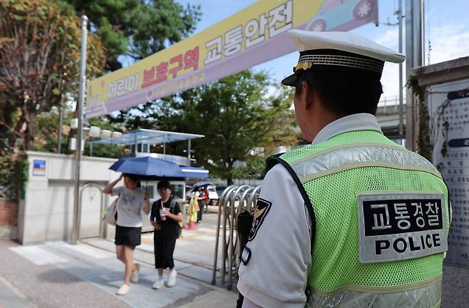 서울 서대문구 한 초등학교에서 경찰관들이 학생들의 하굣길을 지키고 있다. 뉴스1