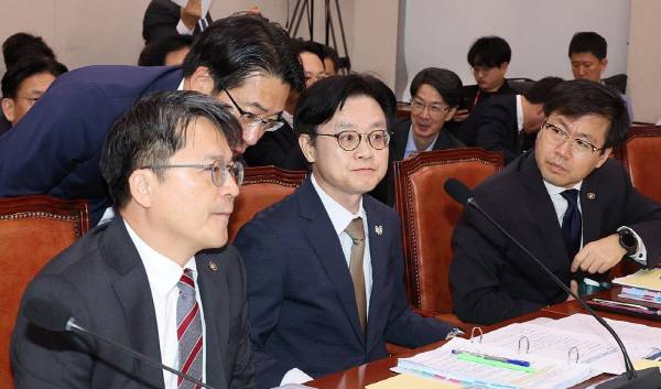 김정관 산업통상부 장관이 13일 서울 국회에서 열린 산업통상자원중소벤처기업위원회 국정감사에서 산업부 관계자로부터 보고를 받고 있다. 연합뉴스