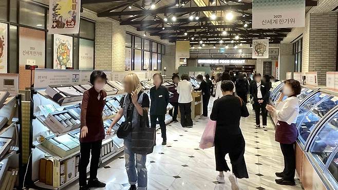 The photo shows a view of the holiday event section at Shinsegae Department Store in central Seoul on Sept. 30. [YONHAP]