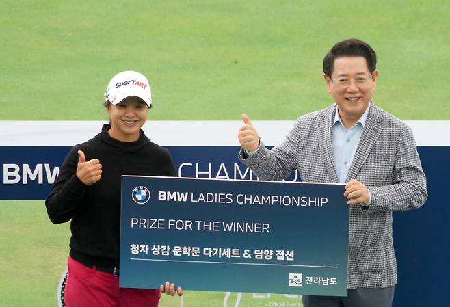 ‘LPGA BMW 레이디스 챔피언십 대회’ 시상식이 19일 해남군 파인비치 CC에서 열린 가운데 김영록 전남도지사가 김세영에게 기념품을 전달하고 촬영을 하고 있다. /전남도
