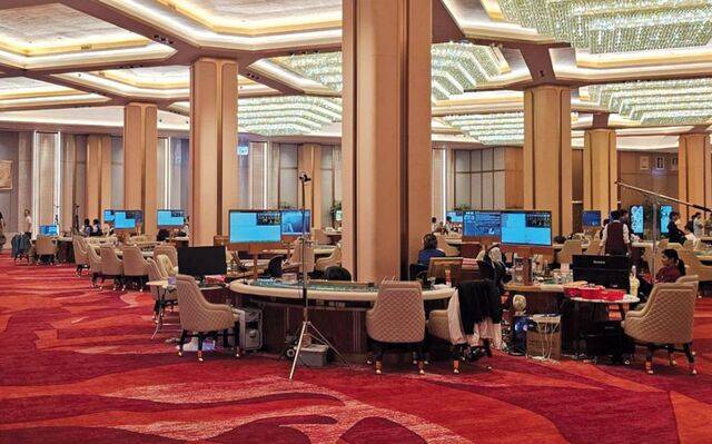 캄보디아 시아누크빌의 한 카지노에 19일 한국인 전용 테이블이 마련돼 있다. 테이블 옆에는 방송장비 설치를 위한 삼각대도 세워져 있다.