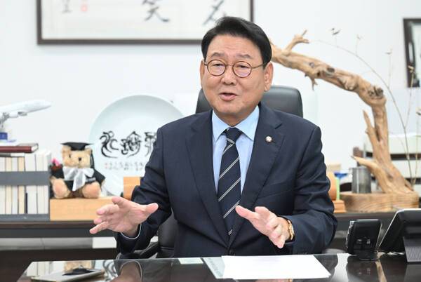 김교흥 국회 문화체육관광위원장(더불어민주당·인천 서구갑)이 최근 지역사무실에서 열린 경기일보와의 인터뷰에서 “인천 문화예술에 숨을 불어넣겠다”고 밝히고 있다. 조병석기자