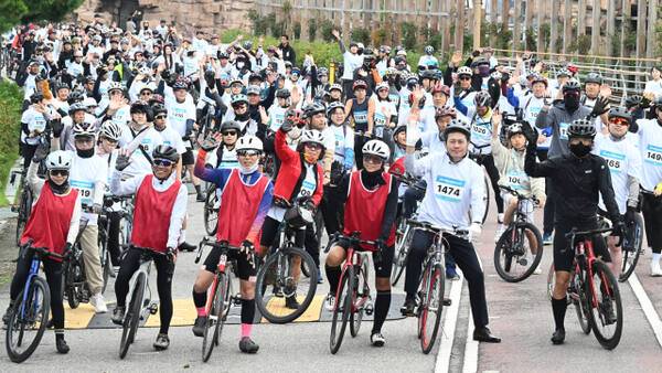 ‘제1회 영종 바람길 라이딩 페스타’ 참가자들이 출발 전 기념촬영을 하고 있다. 조병석기자