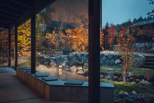 호시노 리조트 카이 오쿠히다 ‘안뜰 족욕탕’ / 사진=호시노 리조트