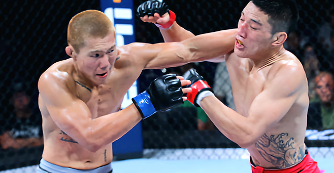 김상원이 2023년 8월 싱가포르실내체육관 Road to UFC 시즌2 페더급 토너먼트 준결승에서 이자를 공격하고 있다. 이자는 훗날 UFC 1승 1패로 활약한다. 사진=TKO