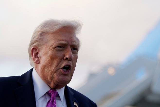 도널드 트럼프 미국 대통령이 17일(현지시간) 미국 플로리다 웨스트팜비치 공항에서 발언 중인 모습./로이터=뉴스1