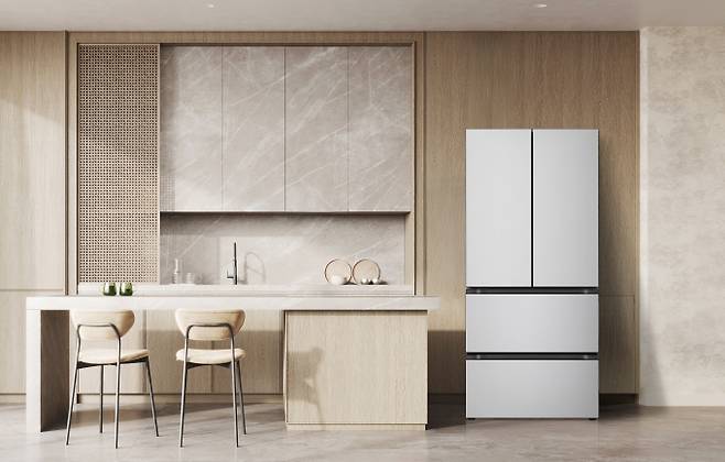 LG전자가 AI로 김치 맛은 더욱 살리고 구독형 케어십 서비스로 위생 관리까지 강화한 'LG 디오스 AI 오브제컬렉션 김치톡톡' 신제품을 19일 출시했다. /사진=LG전자