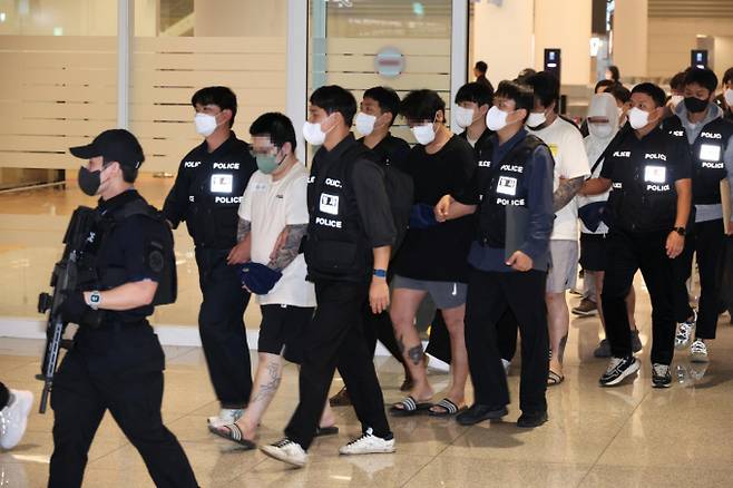 캄보디아 내 여러 범죄 단지를 운영하는 실질적 배후가 '프린스그룹'으로 알려지면서 이 그룹을 설립한 천즈(Chen Zhi) 회장에게 관심이 쏠리고 있다. 사진은 캄보디아 당국의 범죄단지 단속으로 적발돼 구금됐던 한국인들이 지난 18일 오전 인천국제공항 2터미널을 통해 송환되던 모습. /사진=뉴시스