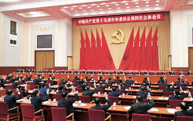 지난 2019년 10월 중국 베이징에서 시진핑 국가주석 주재하에 열린 제19기 중앙위원회 제4차 전체회의(19기 4중전회)에 참석한 중국공산당 지도부가 정책 기조를 논의하고 있다. 신화통신 연합뉴스