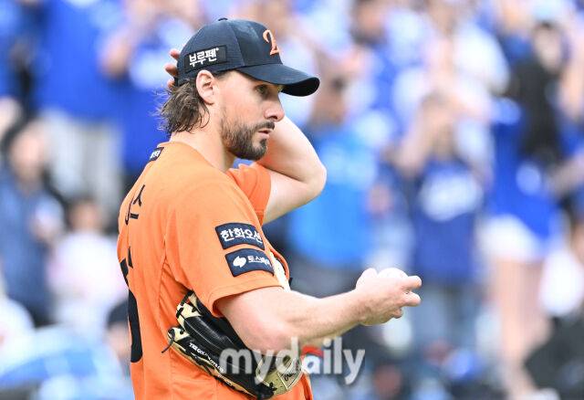 19일 오후 대전광역시 중구 대전한화생명볼파크에서 진행된 '2025 프로야구 KBO리그 포스트시즌' 플레이오프(PO) 2차전 한화이글스와 삼성라이온즈의 경기. 한화 와이스가 3회초 4실점에 아쉬워 하고 있다./대전 = 송일섭 기자