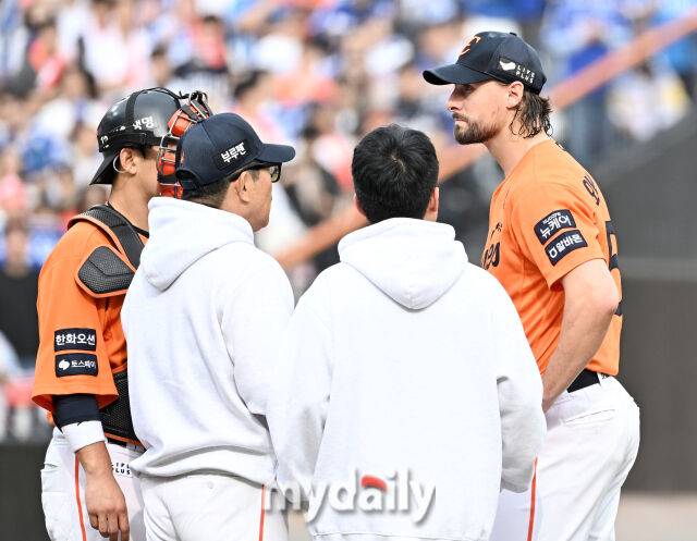 19일 오후 대전광역시 중구 대전한화생명볼파크에서 진행된 '2025 프로야구 KBO리그 포스트시즌' 플레이오프(PO) 2차전 한화이글스와 삼성라이온즈의 경기. 한화 와이스가 양상문 코치와 이야기를 나누고 있다./대전 = 송일섭 기자