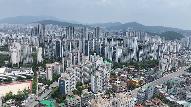 15일 발표한 ‘주택시장 안정화 대책’에 의해 투기과열지구에 포함된 과천시 아파트 전경 [헤럴드DB]
