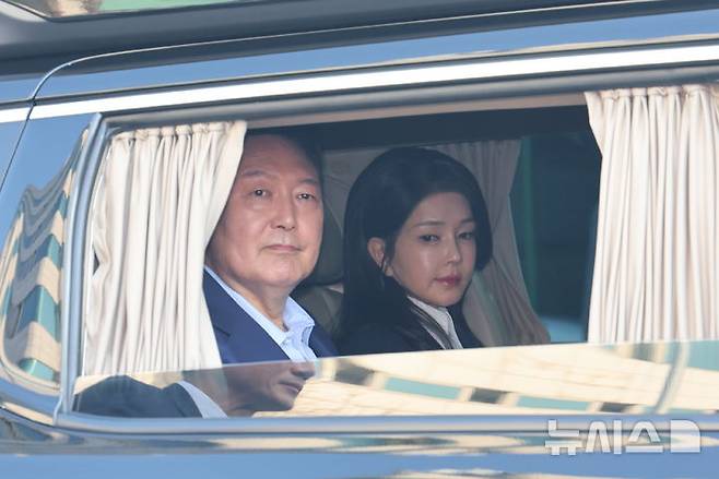 [서울=뉴시스] 황준선 기자 = 윤석열 전 대통령과 부인 김건희 여사, 한덕수 전 국무총리까지 12·3 비상계엄 사태 관련 수뇌부의 내란 혐의 재판이 이번주에도 이어진다. 법원은 혹시 모를 사태에 대비해 보안 강화에 나선다. 사진은 윤 전 대통령과 김 여사. (공동취재) 2025.04.11. photo@newsis.com