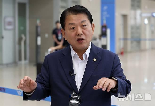 [인천공항=뉴시스] 조성우 기자 = 더불어민주당 김병주 재외국민안전대책단장이 19일 오전 인천국제공항 제2터미널을 통해 캄보디아에서 귀국해 감금됐던 한국인 청년 3명 구출 관련 설명을 하고 있다. 2025.10.19. xconfind@newsis.com