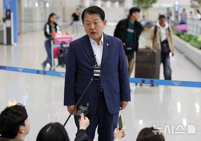 [인천공항=뉴시스] 조성우 기자 = 더불어민주당 김병주 재외국민안전대책단장이 19일 오전 인천국제공항 제2터미널을 통해 캄보디아에서 귀국해 감금됐던 한국인 청년 3명 구출 관련 설명을 하고 있다. 2025.10.19. xconfind@newsis.com
