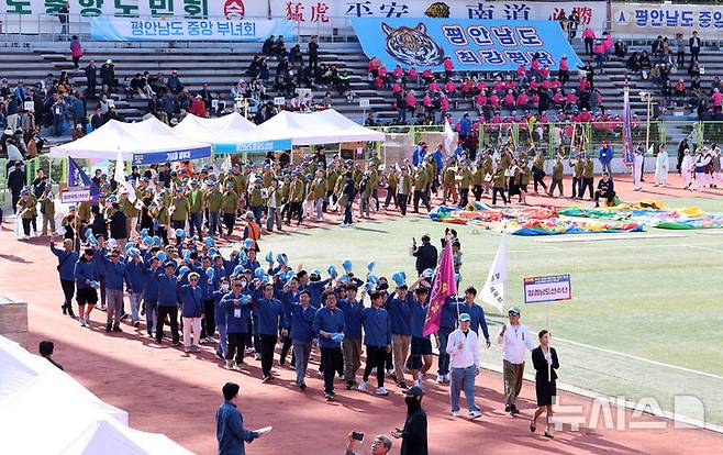 [서울=뉴시스] 이영환 기자 = 19일 오전 서울 용산구 효창운동장에서 열린 제43회 대통령기 이북도민 체육대회에서 함경남도, 함경북도 선수단이 입장을 하고 있다. 2025.10.19. 20hwan@newsis.com