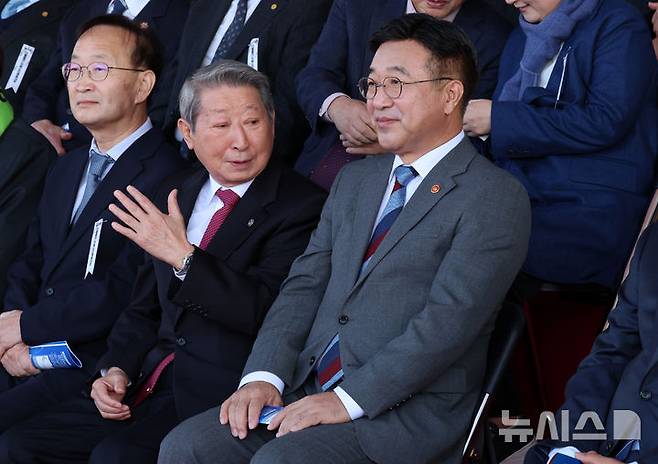 [서울=뉴시스] 이영환 기자 = 윤호중 행정안전부 장관이 19일 오전 서울 용산구 효창운동장에서 열린 제43회 대통령기 이북도민 체육대회에서 정경조 이북5도위원장과 대화를 하고 있다. 2025.10.19. 20hwan@newsis.com