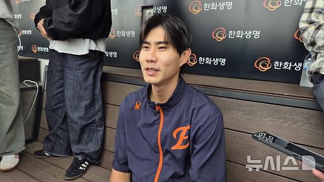 [대전=뉴시스] 문채현 기자 = 프로야구 한화 이글스 내야수 심우준이 19일 대전 한화생명볼파크 더그아웃에서 취재진과 인터뷰에 임하고 있다. 2025.10.19.