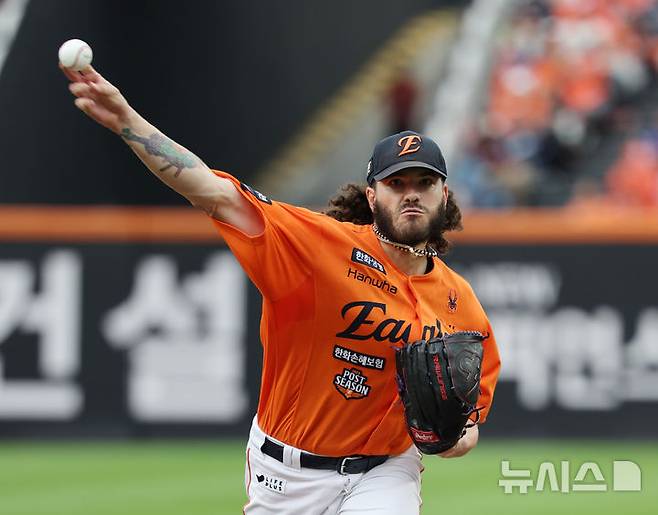 [대전=뉴시스] 김진아 기자 = 18일 대전 중구 한화생명볼파크에서 열린 2025 KBO 포스트시즌 삼성 라이온즈와 한화 이글스의 경기, 한화 폰세가 역투하고 있다. 2025.10.18. bluesoda@newsis.com