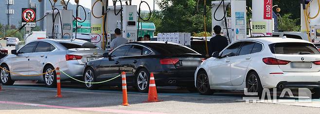 [서울=뉴시스] 박주성 기자 = 19일 서울 서초구 만남의광장 주유소에서 시민들이 주유를 하고 있다.국내 주유소 휘발유의 주간 평균 가격이 4주 만에 하락세로 전환됐다. 18일 한국석유공사 유가정보시스템 오피넷에 따르면 10월 셋째 주(13∼16일) 전국 주유소 휘발유 평균 판매가는 전주보다 L(리터)당 0.5원 내린 1662.7원으로 집계됐다.지역별로는 제주가 L당 1723.1원으로 가장 높았으며, 전주 대비 2.1원 하락했다. 반면 가장 저렴한 지역인 대구는 0.4원 내린 1633.2원을 기록했다. 2025.10.19. park7691@newsis.com