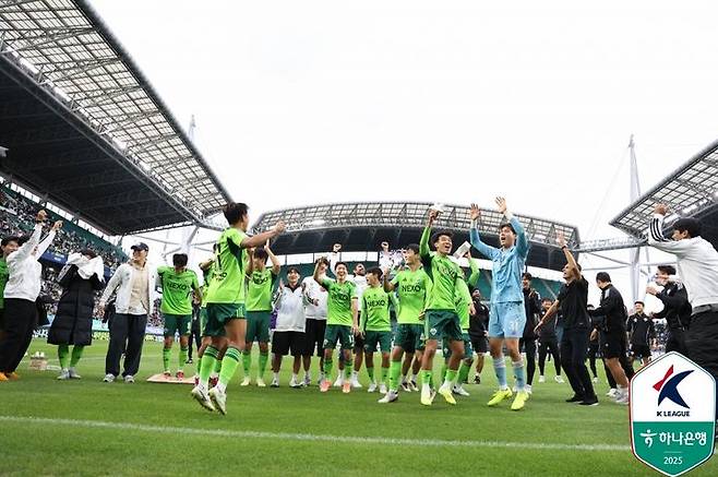 [서울=뉴시스] 이영환 기자 = 18일 오후 전주월드컵경기장에서 열린 전북 현대와 수원FC의 하나은행 K리그1 2025 33라운드 경기에서 2-0으로 승리해 우승을 차지한 전북 현대 선수들이 기뻐하고 있다. (사진=한국프로축구연맹 제공) 2025.10.18. photo@newsis.com *재판매 및 DB 금지