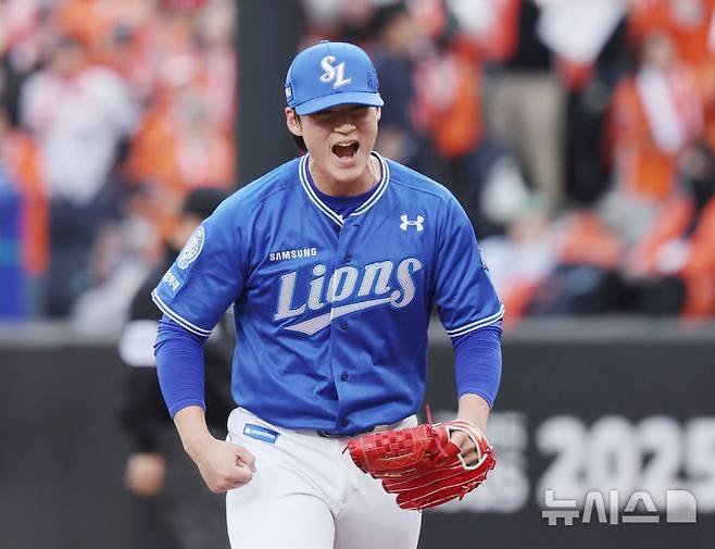 [대전=뉴시스] 김진아 기자 = 19일 대전 중구 한화생명볼파크에서 열린 2025 KBO 포스트시즌 플레이오프 2차전 삼성 라이온즈와 한화 이글스의 경기, 8회말 삼성 이호성이 무실점으로 이닝을 마친 뒤 기뻐하고 있다. 2025.10.19. bluesoda@newsis.com