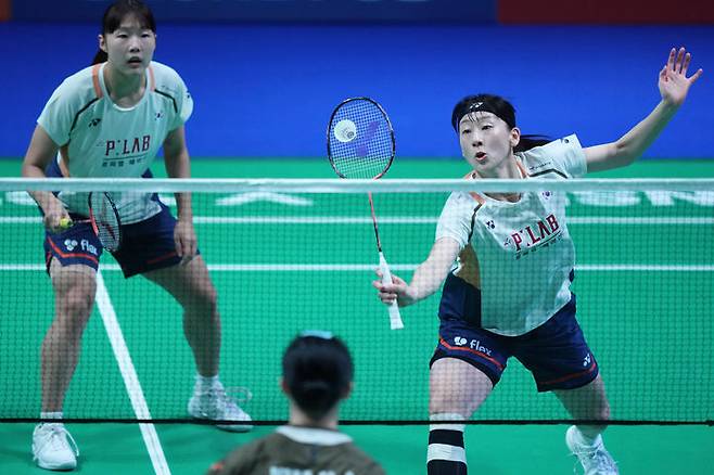 [오덴세=AP/뉴시스] 2025 세계배드민턴연맹(BWF) 월드 투어 슈퍼 750 덴마크오픈에서 우승한 백하나(왼쪽)-이소희 조. 2025.10.19.