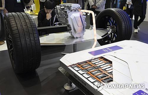 이것이 각형 배터리 탑재 전기차 서울 강남구 코엑스에서 열린 인터배터리 2025의 삼성SDI 부스에서 관람객이 각형 배터리가 탑재 된 전기차량을 살피고 있다. [연합뉴스 제공]