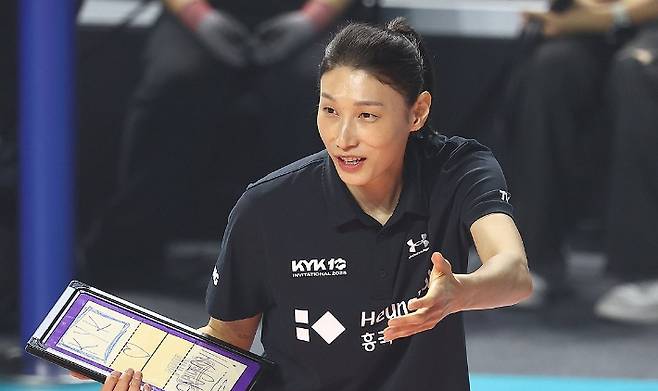 김연경이 여자배구 세계올스타전 'KYK 인비테이셔널 2025'에서 스타 팀 감독으로 나서 선수들에게 지시를 내리고 있다. 연합뉴스